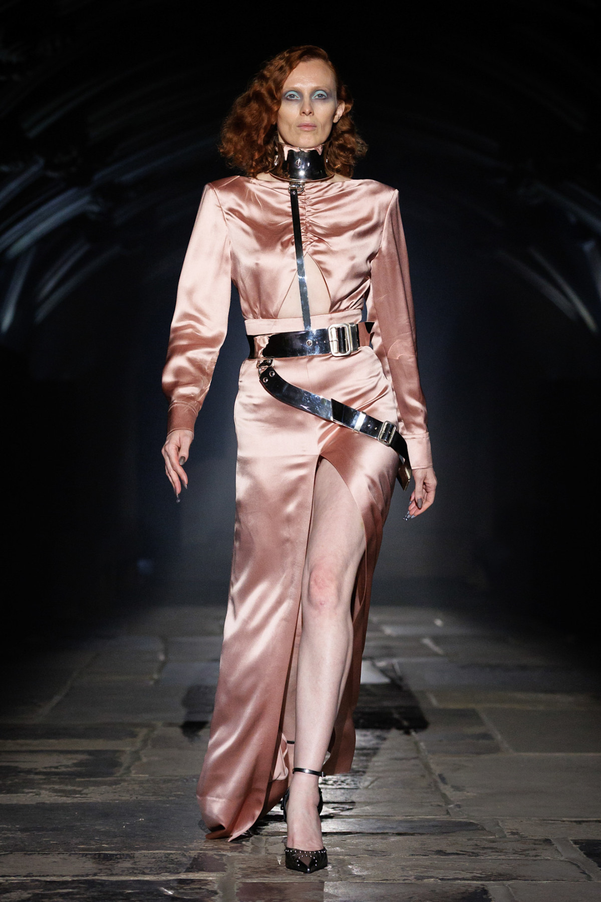 Alexander McQueen 2001: феєричне повернення культових образів1