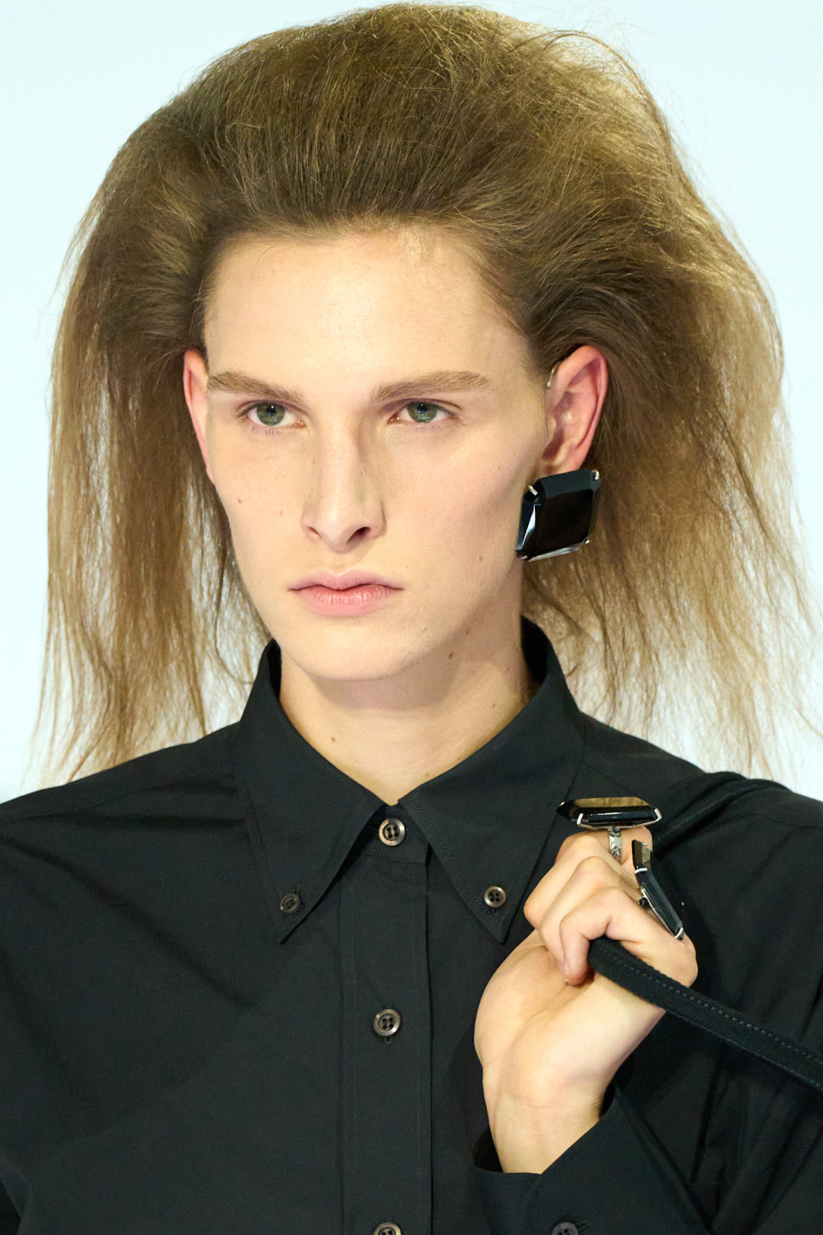 Prada SS27: краса крихкості й недосконалості в макіяжі 15 Prada SS27: краса крихкості й недосконалості в макіяжі6