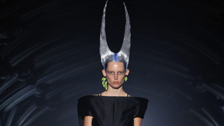 Alexander McQueen 2001: феєричне повернення культових образів 17