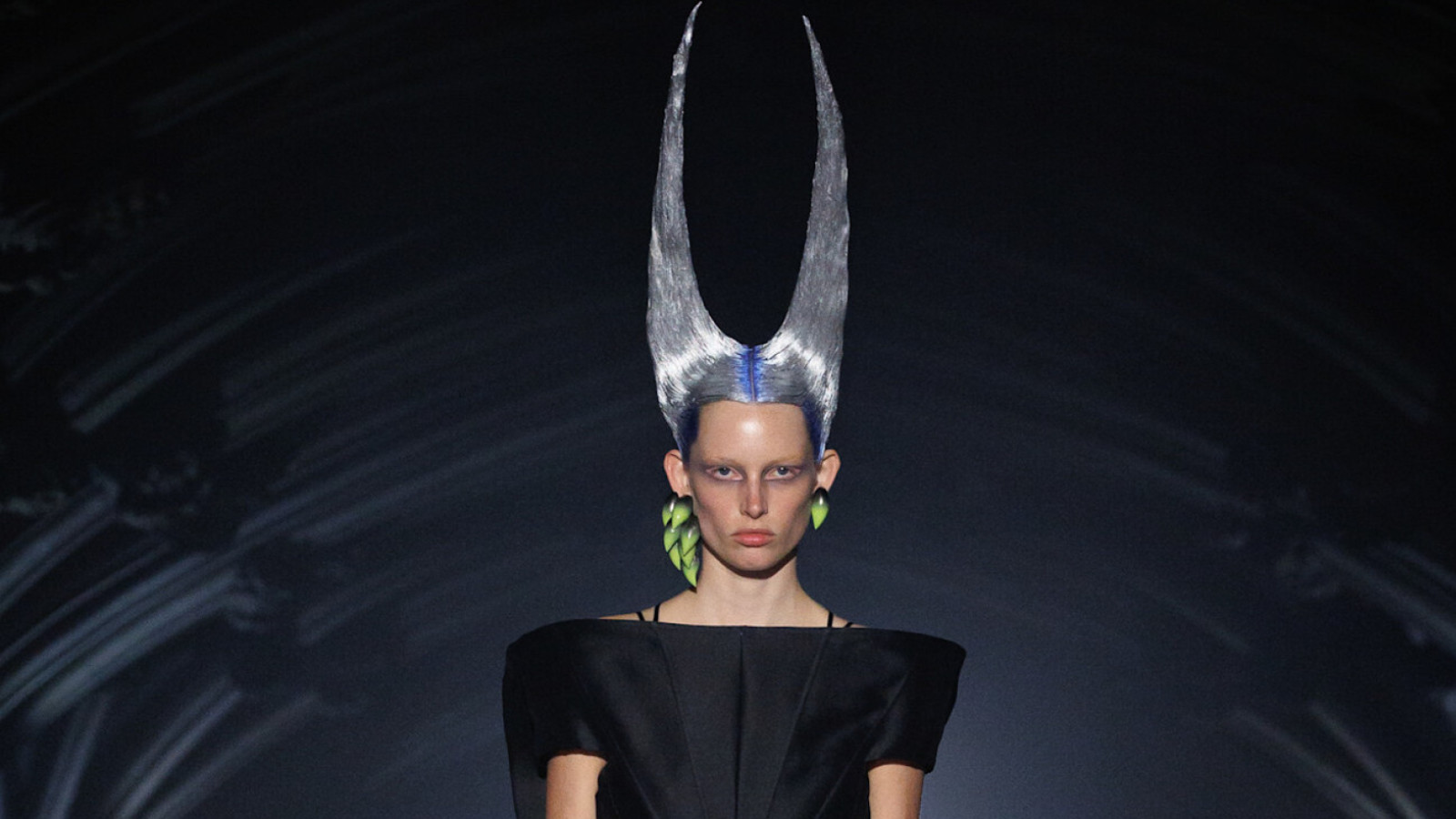 Alexander McQueen 2001: феєричне повернення культових образів 12 Alexander McQueen 2001: феєричне повернення культових образів0