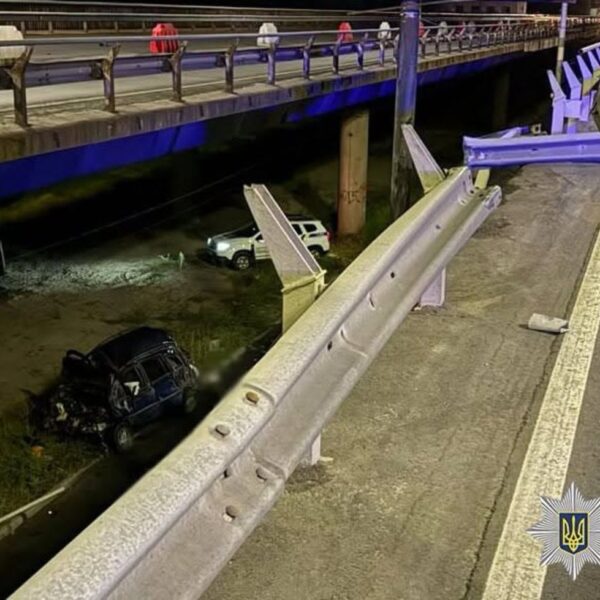 Шокуюча ДТП у Києві: водій не впорався з керуванням та загинув, зірвавшись з мосту