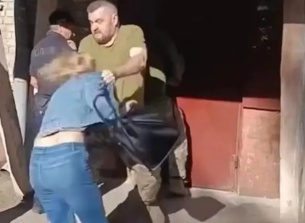бійка військового і цивільної