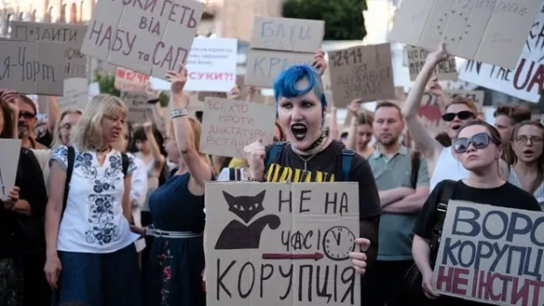 Протест проти закону, що обмежує незалежність антикорупційних органів