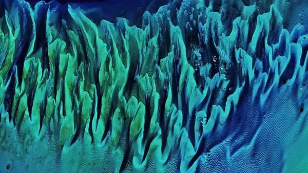 Кольорові хвилі вкрили давню структуру морського дна Багамських островів