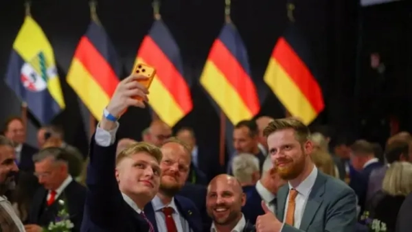 Прихильники AfD раділи та робили селфі, коли стало зрозуміло, наскільки переконливою була перемога партії.
