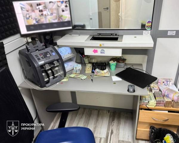 Правоохоронці ліквідували масштабний конвертцентр з оборотом 23,5 мільярда гривень 8 Правоохоронці ліквідували масштабний конвертцентр з оборотом 23,5 мільярда гривень 8