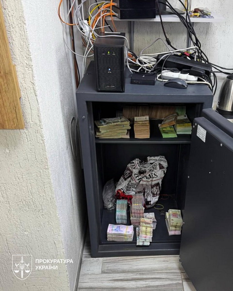 Правоохоронці ліквідували масштабний конвертцентр з оборотом 23,5 мільярда гривень