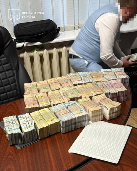 Правоохоронці ліквідували масштабний конвертцентр з оборотом 23,5 мільярда гривень 7 Правоохоронці ліквідували масштабний конвертцентр з оборотом 23,5 мільярда гривень 7