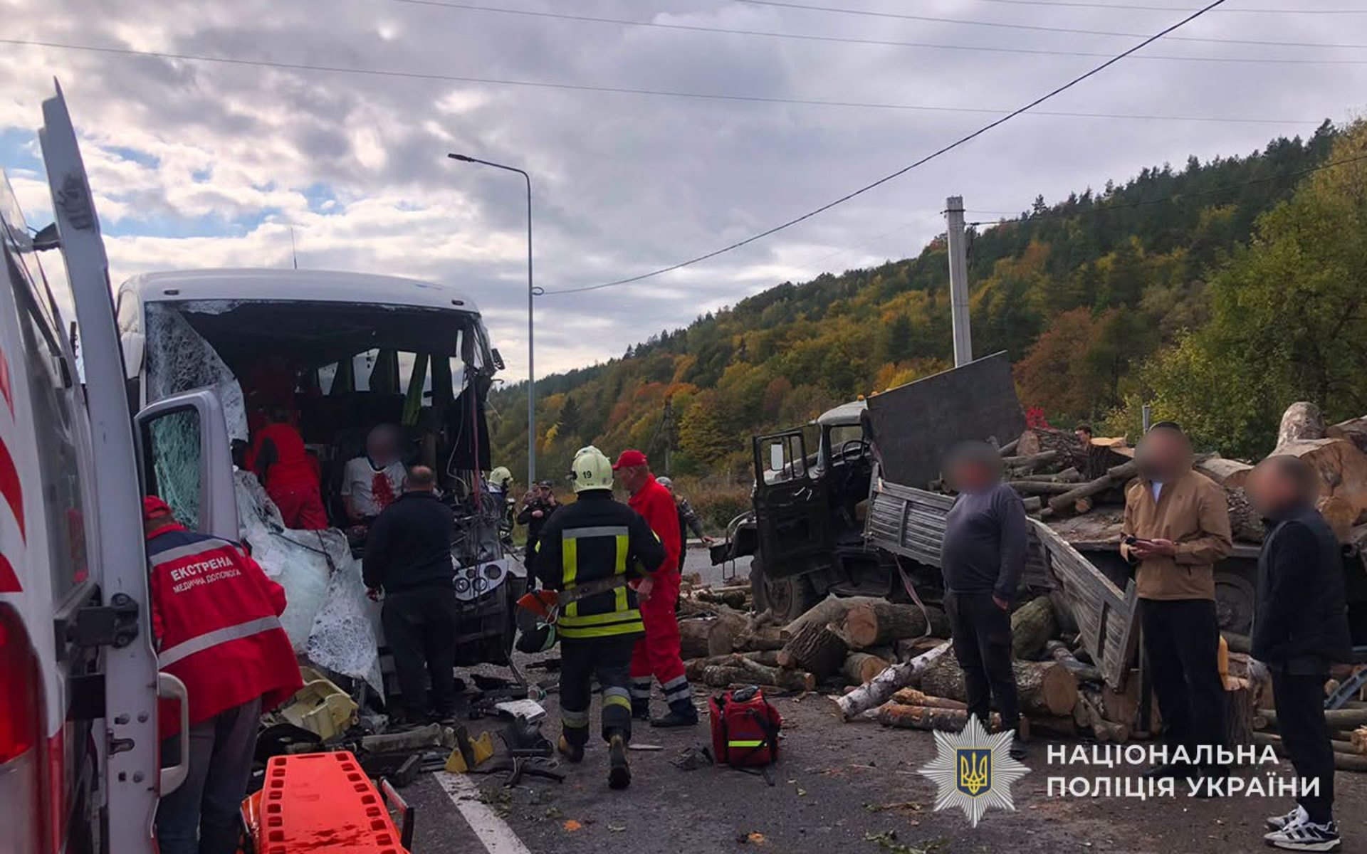 Жахлива аварія на Тернопільщині: автобус зіткнувся з вантажівкою 4