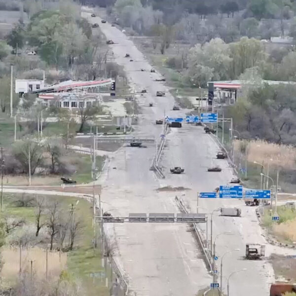 Українці долають «дорогу смерті», рятуючись від російської окупації