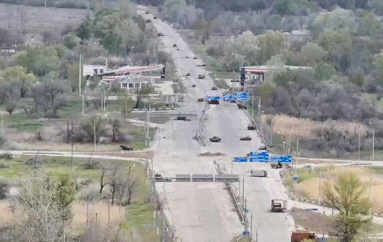 Українці долають «дорогу смерті», рятуючись від російської окупації 7