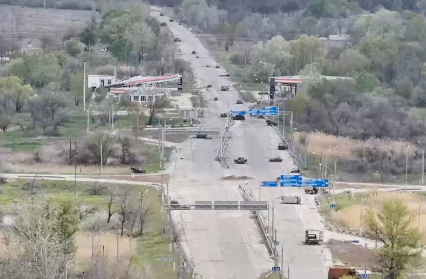 Українці долають «дорогу смерті», рятуючись від російської окупації