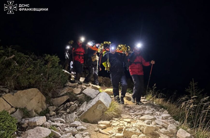 Як рятувальники витягли травмовану туристку з найвищої гори&hellip;