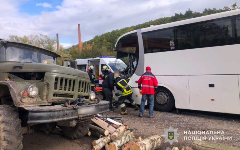 Жахлива аварія на Тернопільщині: автобус зіткнувся з вантажівкою 21
