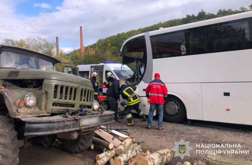 Жахлива аварія на Тернопільщині: автобус зіткнувся з вантажівкою
