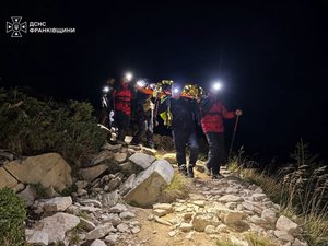 Як рятувальники витягли травмовану туристку з найвищої гори України 7