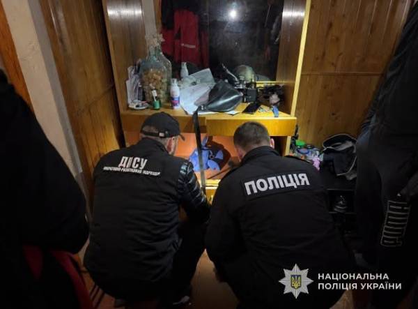 Працівниця міграційної служби Львівщини переправляла чоловіків за кордон за гроші 9 Працівниця міграційної служби Львівщини переправляла чоловіків за кордон за гроші 9