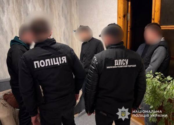 Працівниця міграційної служби Львівщини переправляла чоловіків за кордон за гроші