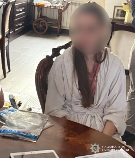 Працівниця міграційної служби Львівщини переправляла чоловіків за кордон за гроші 8 Працівниця міграційної служби Львівщини переправляла чоловіків за кордон за гроші 8